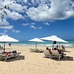 Bali Posh Pr, Isla Carolina
